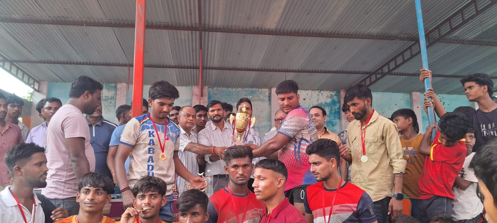विजेता टीम को ट्राॅफी देते आयोजक।संवाद
