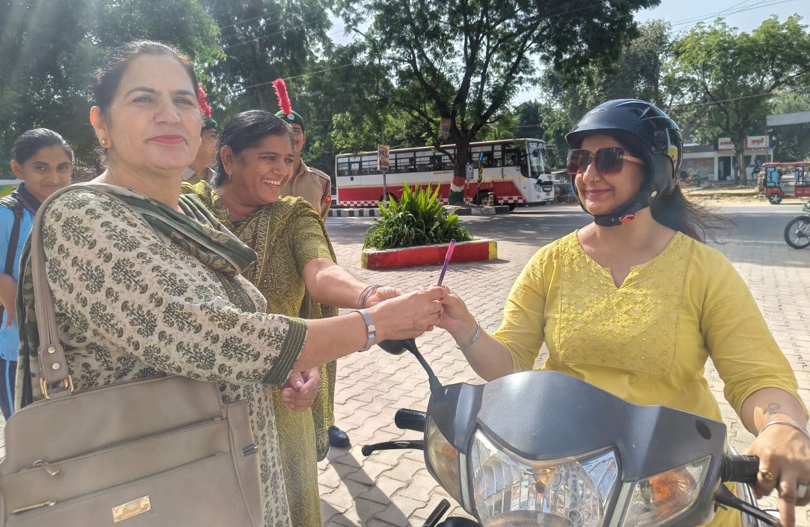 03जेएनडी03: कॉलेज के बाहर सड़क पर राहगीरों को यातायात नियमों की जानकारी देकर पैन भेंट करते हुए 