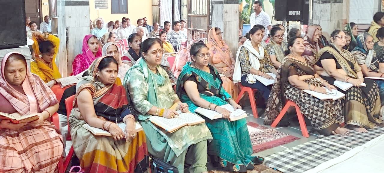 03जेएनडी08: रामायण पाठ करते हुए श्रद्धालुगण। स्रोत: आयोजक