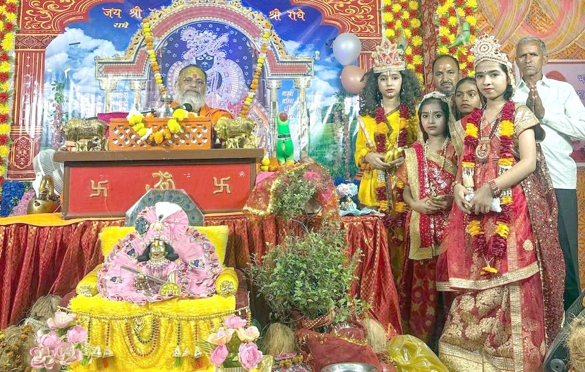 03जेएनडी10: कथा में रुक्मिणी विवाह की झांकी प्रस्तुत करते बच्चे। स्रोत: आयोजक