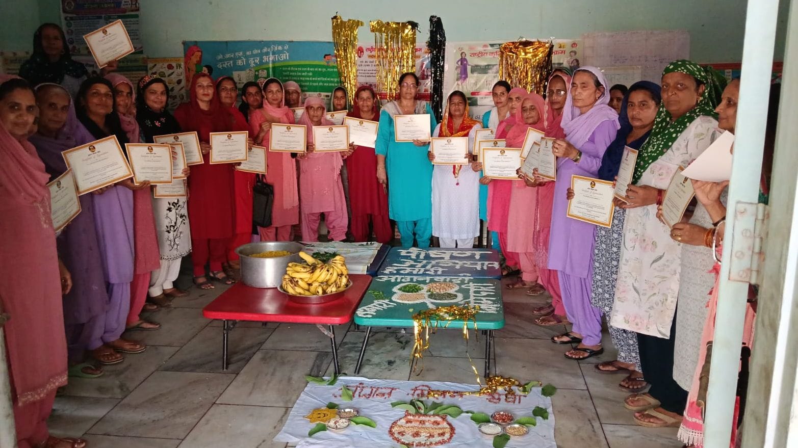03जेएनडी13: कंडेला गांव में आंगन मिलन समारोह में मौजूद महिलाएं। स्रोत: आयोजक