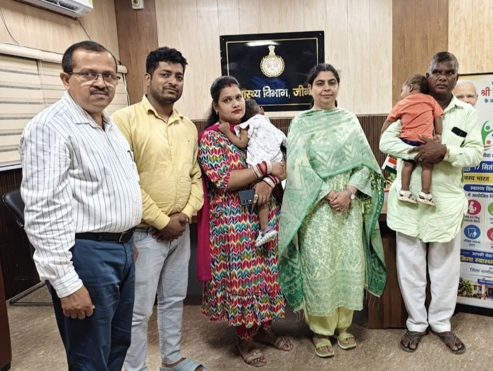03जेएनडी21: बच्चे के उपचार के लिए आर्थिक सहायता प्रदान करती सीएमओ डॉ. सुमन कोहली व डॉ. दिनेश गु