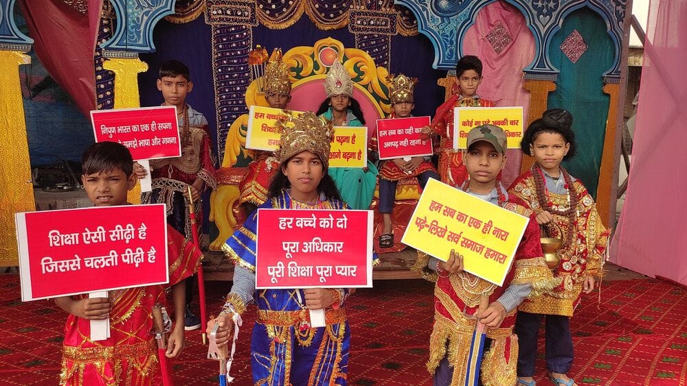 04जेएनडी05: बच्चों को रामलीला के पात्रों की भूमिका में किया गया तैयार। स्रोत: अध्यापक