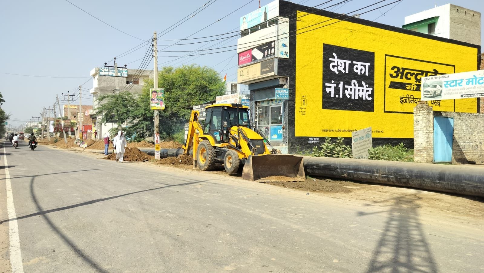 04जेएनडी13: शहर के सफीदों रोड पर सेक्टरों के सीवरेज के पानी की निकासी के लिए दबाई जा रही लाइन। 