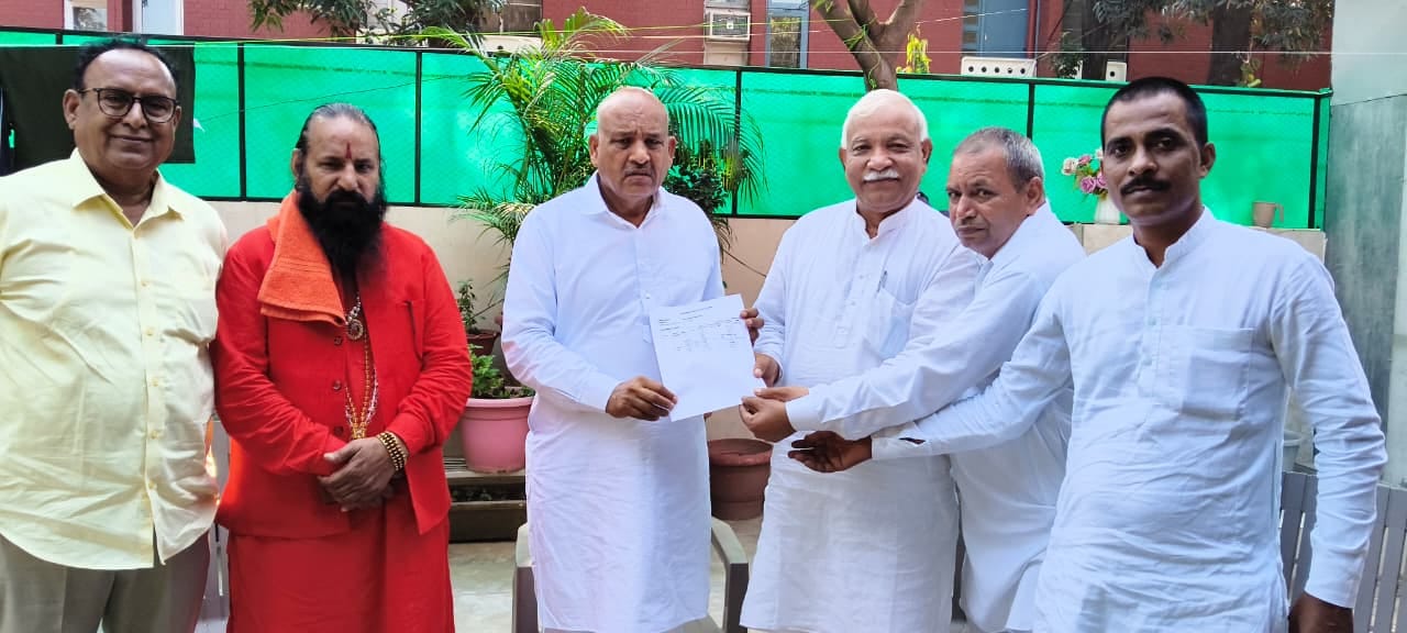 3 जुलाना 01: राज्य सभा सांसद कर्मबीर बोद्ध को मांगपत्र सौंपते सभा के सदस्य। स्रोत: सदस्य