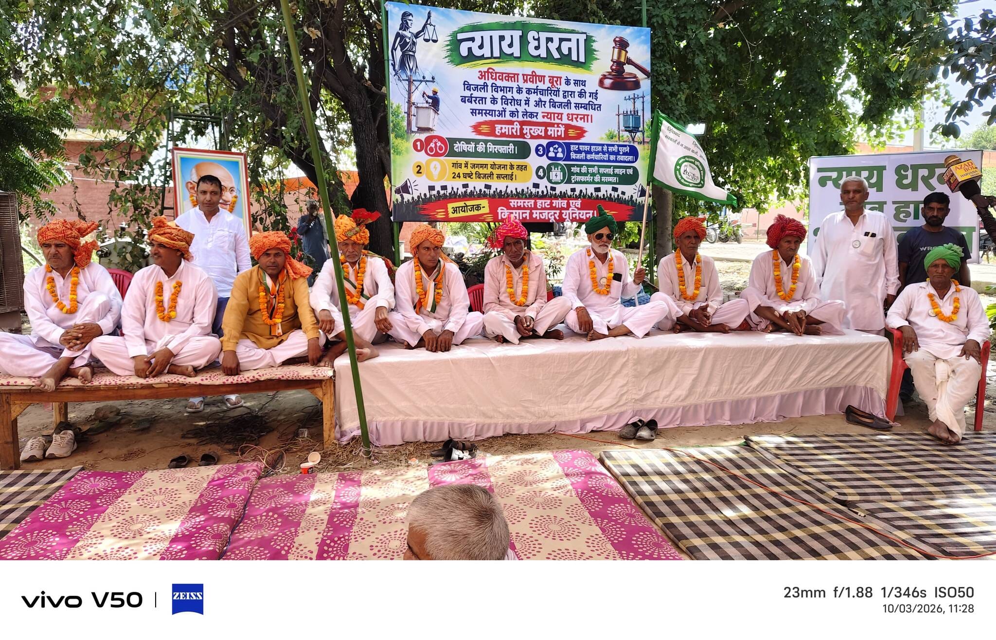 3 सफीदों 1गांव हाट में दूसरे दिन भूख हड़ताल पर बैठे हुए किसान एवं ग्रामीण। स्रोत किसान 