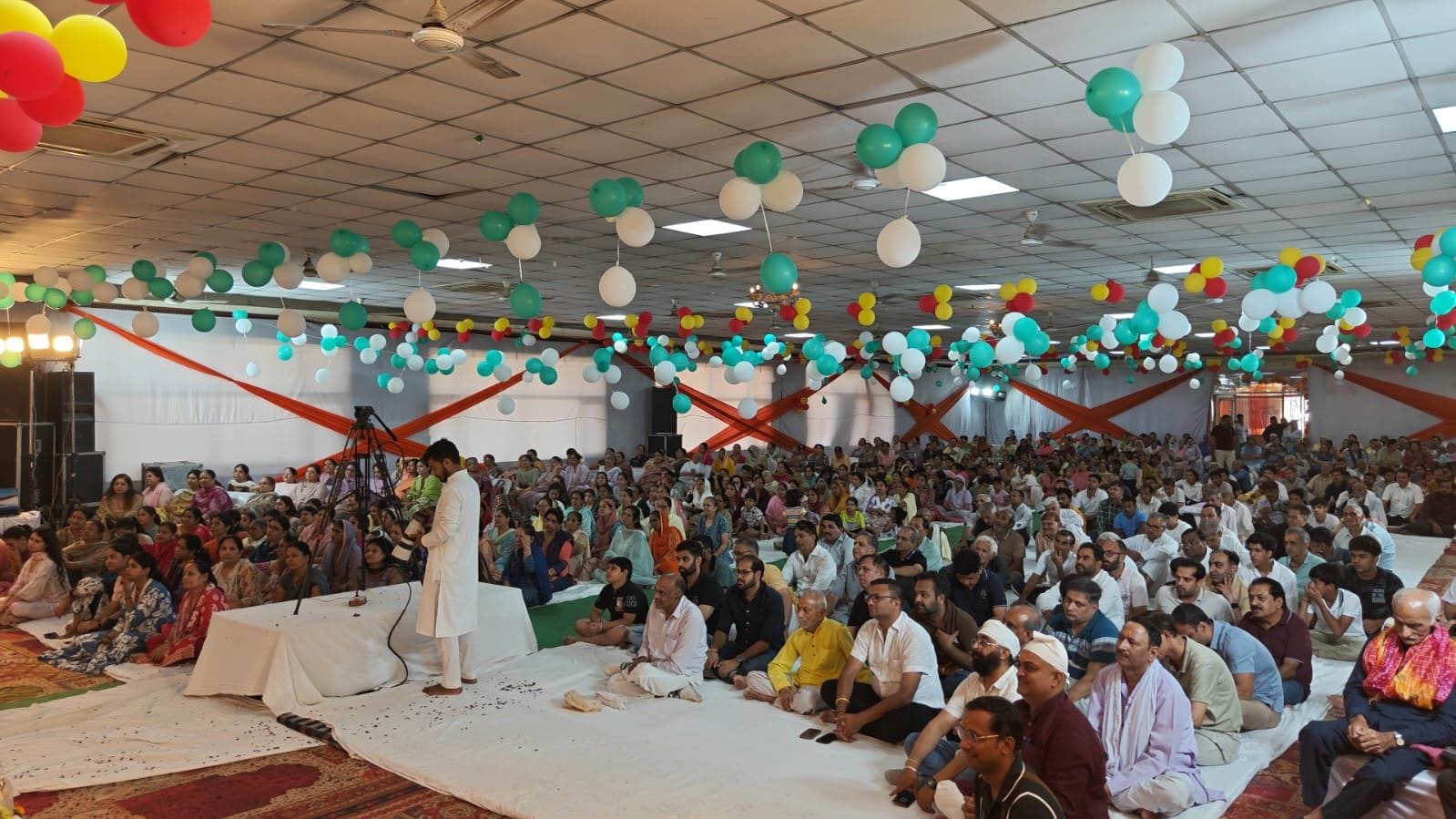 39 : मदन लाल ढींगड़ा कम्युनिटी सेंटर में श्रीमद्भागवत कथा सुनते श्रद्धालु । संवाद