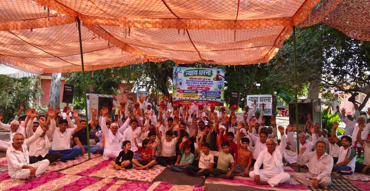 4 सफीदों 1गांव हाट में दूसरे दिन भूख हड़ताल पर बैठे हुए किसान एवं ग्रामीण। स्रोत किसान नेता  