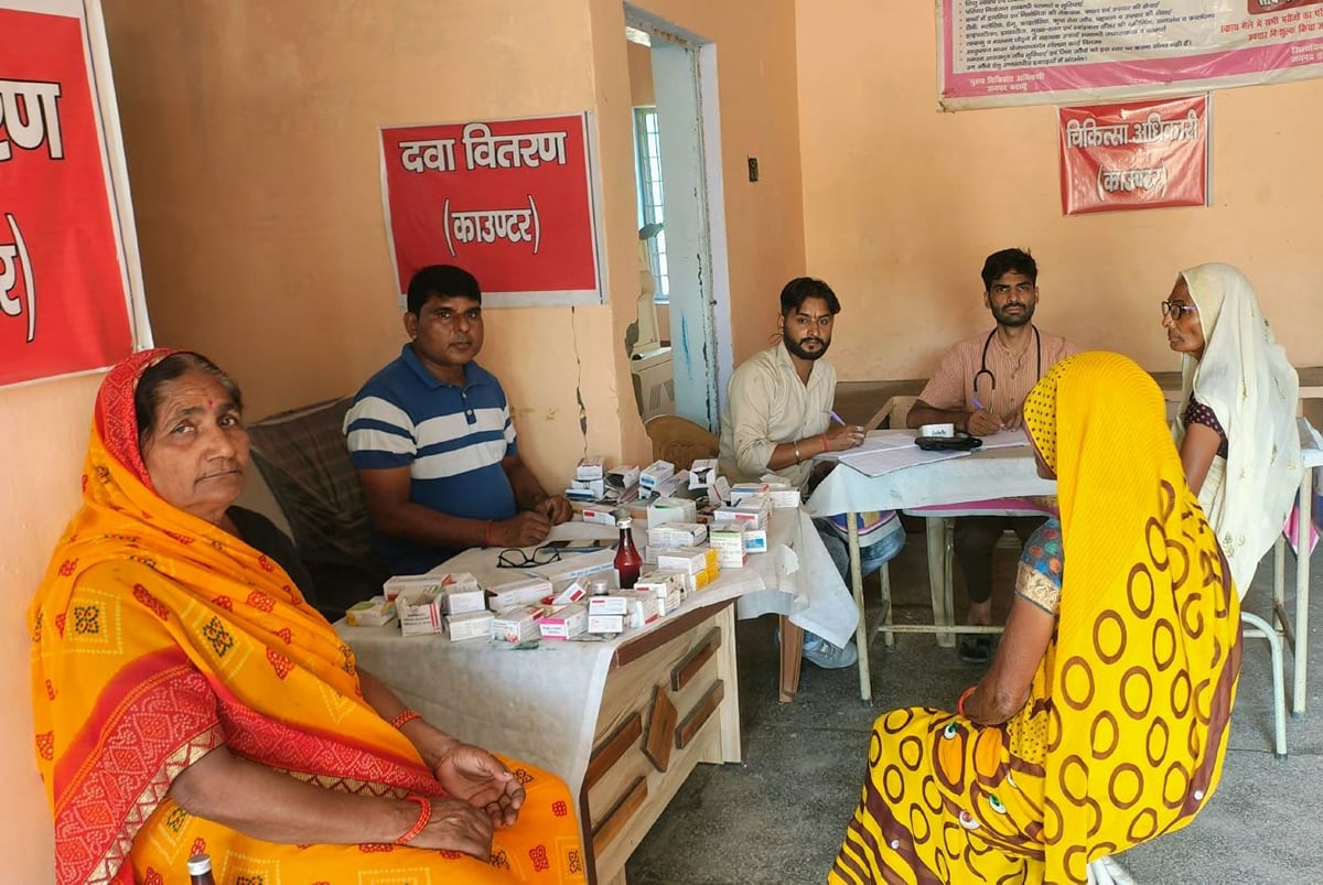 Budaun News: आरोग्य मेलाें में जुटी मरीजों की भीड़, दो लोगों को लगी एआरवी