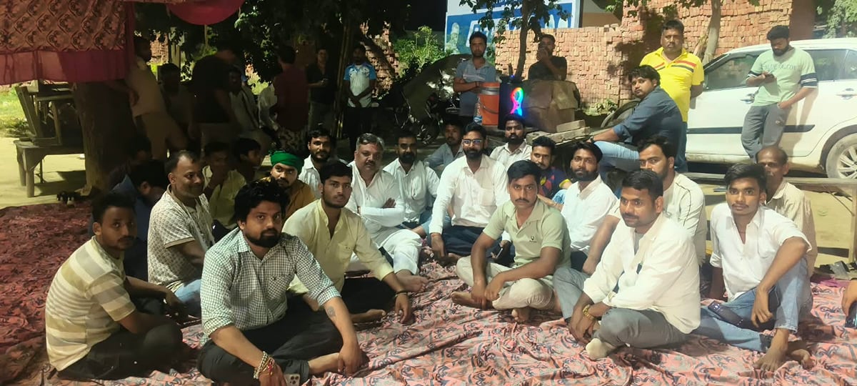 Agra News: होमगार्ड की मौत के बाद भारी वाहनों पर रोक की मांग, ग्रामीणों का धरना