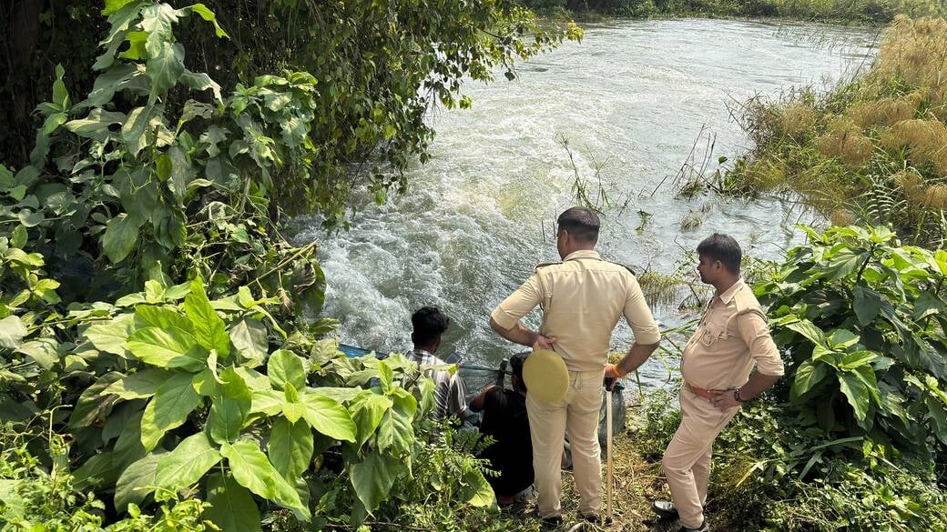 Kushinagar News: जिद पर अड़े ग्रामीण, तीसरे दिन भी बांध पर नहीं गिराया जा सका बोल्डर, खींचतान जारी