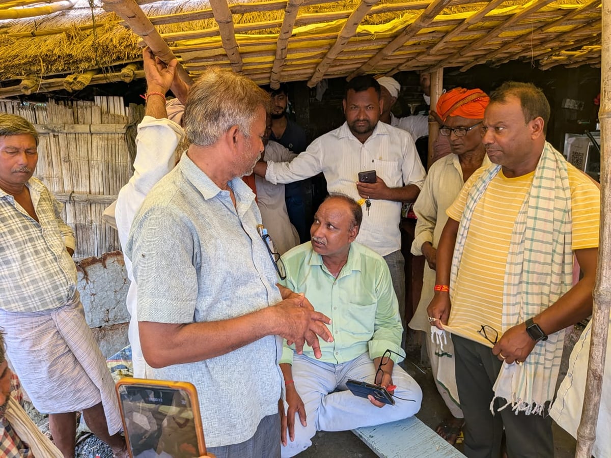 Kushinagar News: अहिरौलीदान चौराहे पर अमीन को घेरा एक साथ राहत सामग्री बांटने की मांग