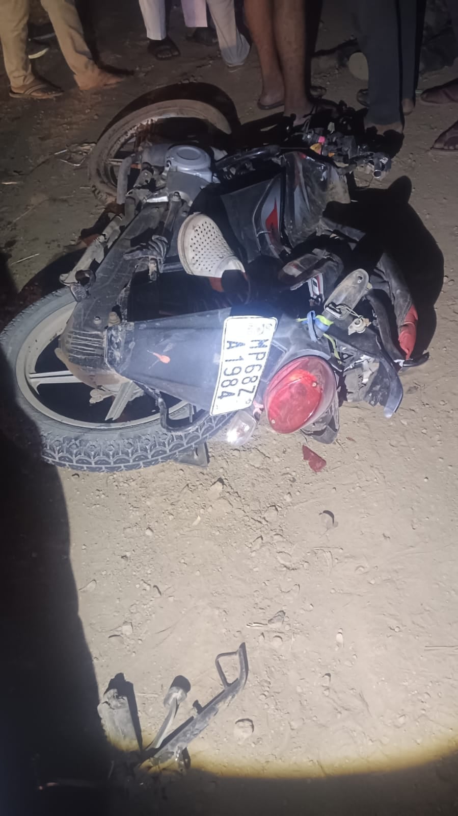 बुरहानपुर में भीषण सड़क हादसा: अज्ञात वाहन की टक्कर से दो युवकों की मौत, तीसरा गंभीर घायल