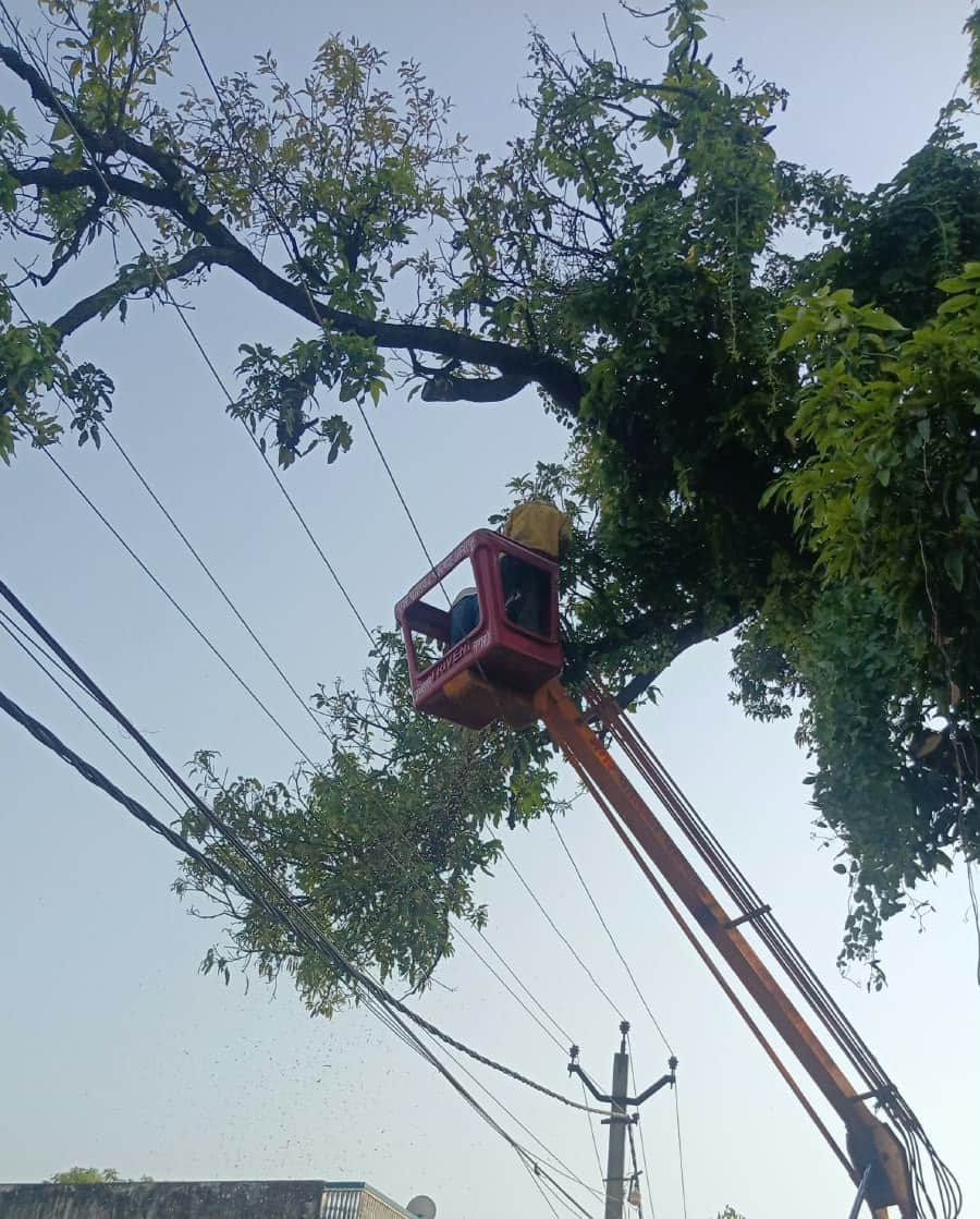 Three-hour power outage in Akbarpur.