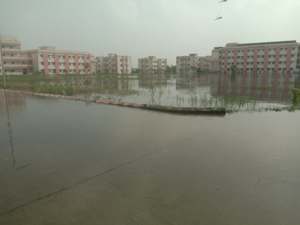 Basti News: जलभराव से बिगड़े हालात, 10 दिन के लिए घर भेजे गए बच्चे