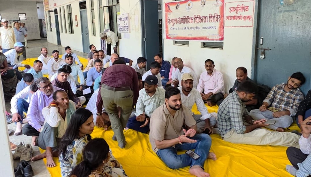 Azamgarh News: लेखपालों ने तहसील दिवस का किया बहिष्कार, धरना देकर सौंपा ज्ञापन