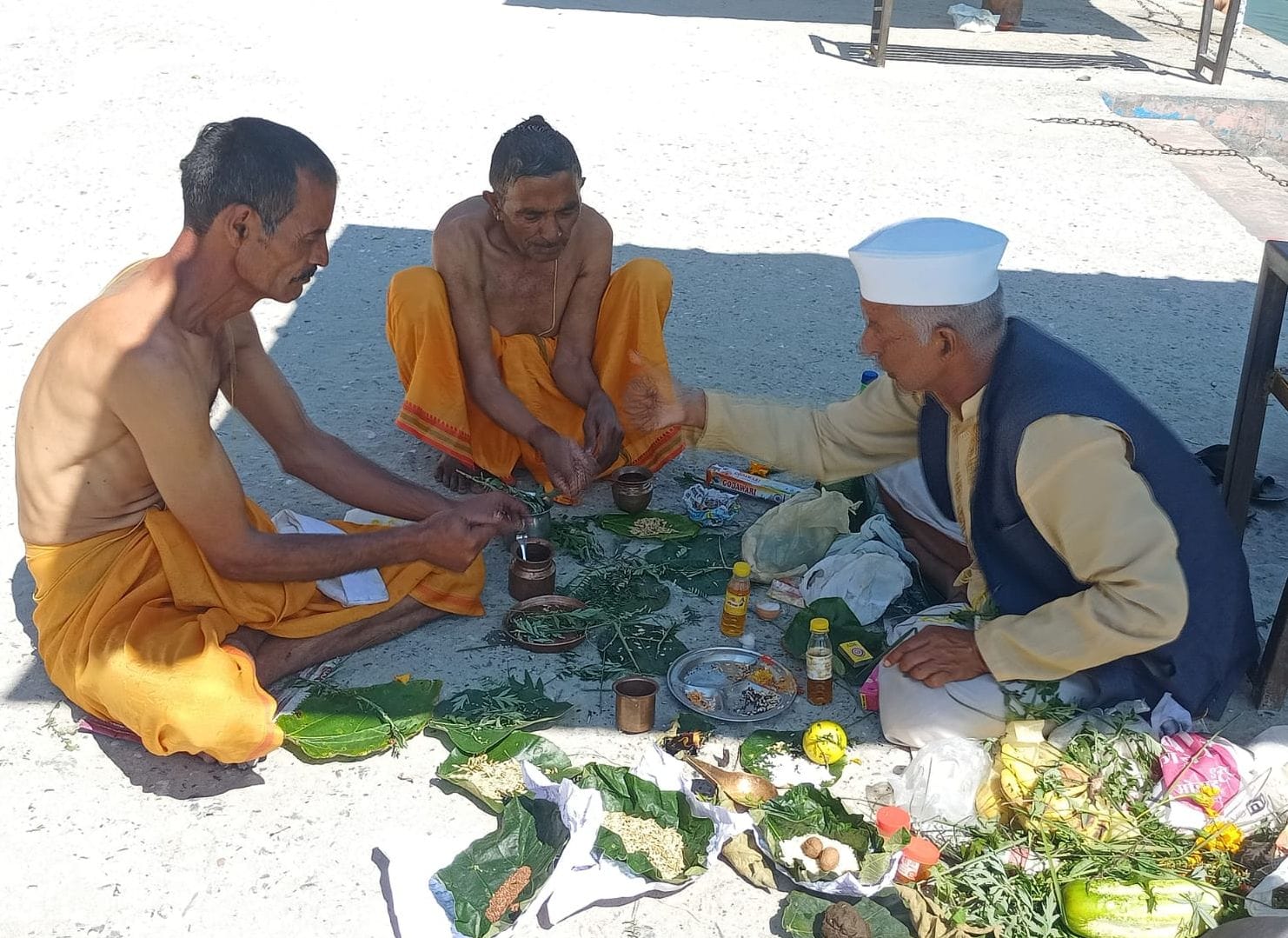 बागेश्वर के सरयू तट पर श्राद्ध करते लोग।