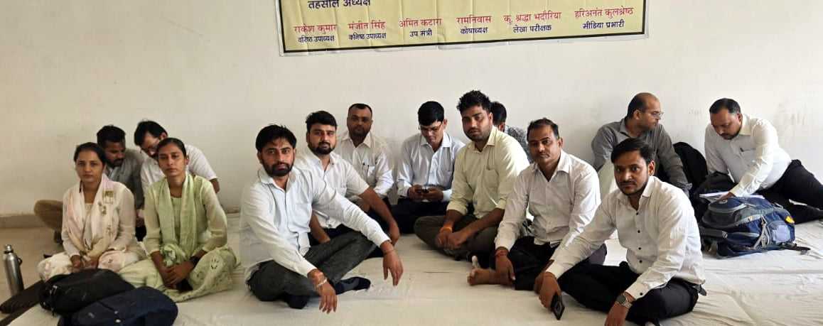 Agra News: लेखपालों ने समाधान दिवस का किया बहिष्कार, 17 से सभी काम छोड़ने का एलान