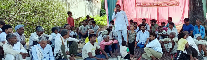Agra News: सुंसार में सड़क के लिए धरना जारी