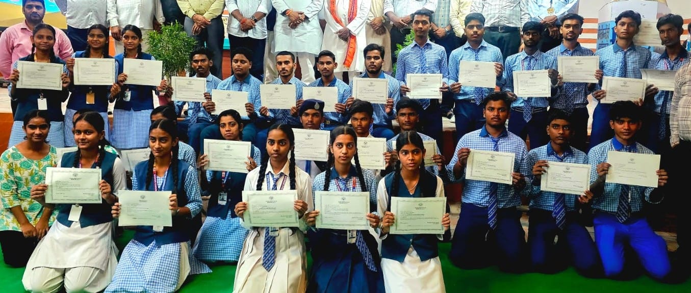 भारतीय इंटर कॉलेज परिसर में छात्र-छात्राओं को वितरण किया गया छात्रवृति के प्रमाण-पत्र।स्रोत-सोश