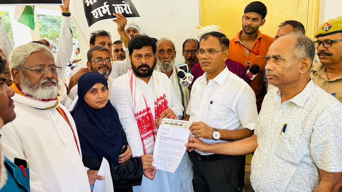 Bhadohi News: कांग्रेस नेताओं की गिरफ्तारी के विरोध में दिया धरना