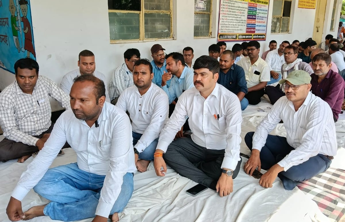 Bhadohi News: लेखपालों ने समाधान दिवस का किया बहिष्कार