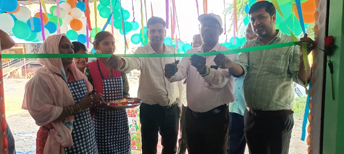 Mau News: बीडीओ ने किया अन्नपूर्णा मॉडल प्रेरणा कैंटीन का शुभारंभ