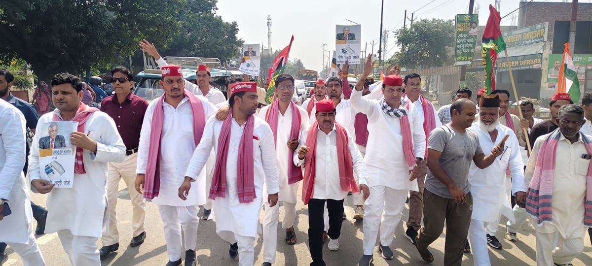 Hapur News: सपाइयों ने फूंका मुख्य निर्वाचन आयुक्त का पुतला, 100 से अधिक हिरासत में