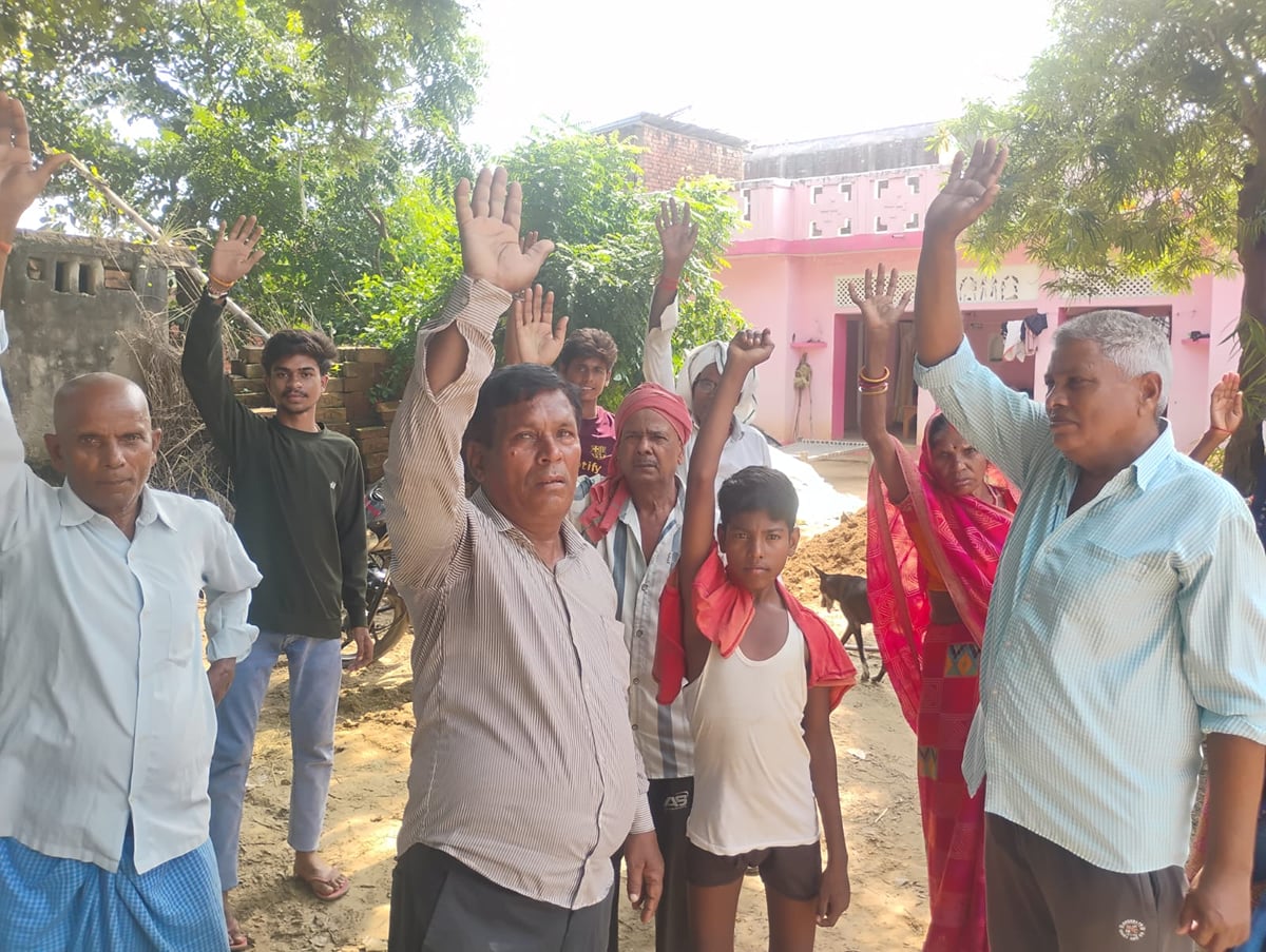 Basti News: 15 दिन से बिजली गुल, चौबाह फीडर पर ग्रामीणों ने किया प्रदर्शन
