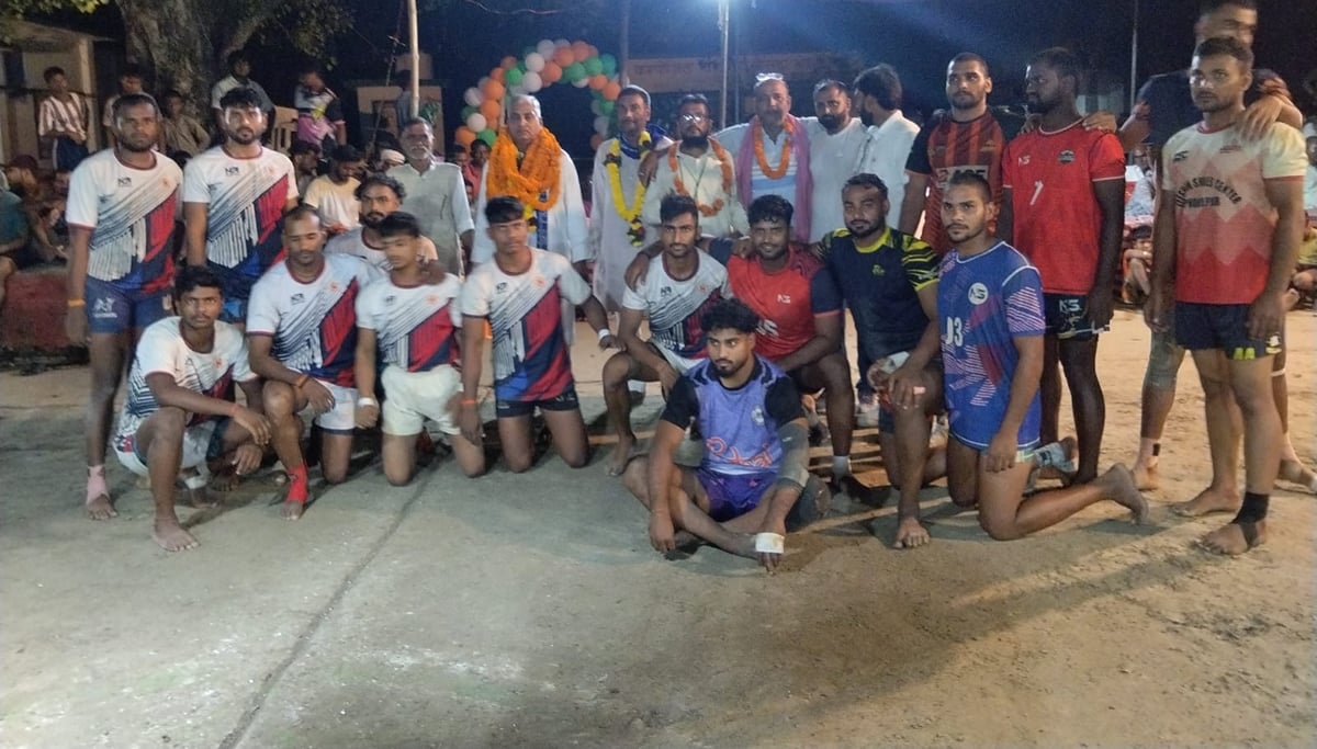 Ghazipur News: मुहम्मदाबाद ने मऊ स्टेडियम की टीम को हराकर ट्रॉफी जीती