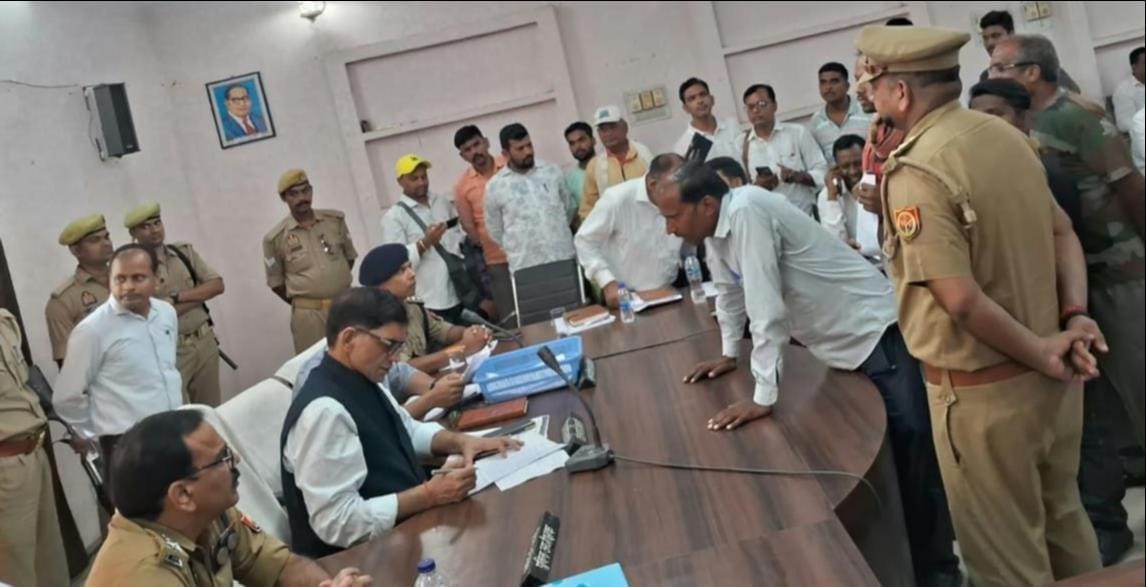 बैरिया तहसील परिसर में आयोजित संपूर्ण समाधान दिवस पर फरियादियों की फरियाद सुनते जिलाधिकारी ज्ञ
