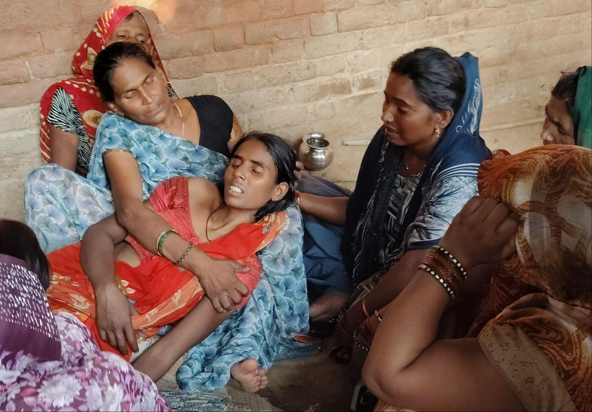 Unnao News: डूबने से बच्चे की मौत की घटना में बेटे का शव देख मां हुई बेहोश