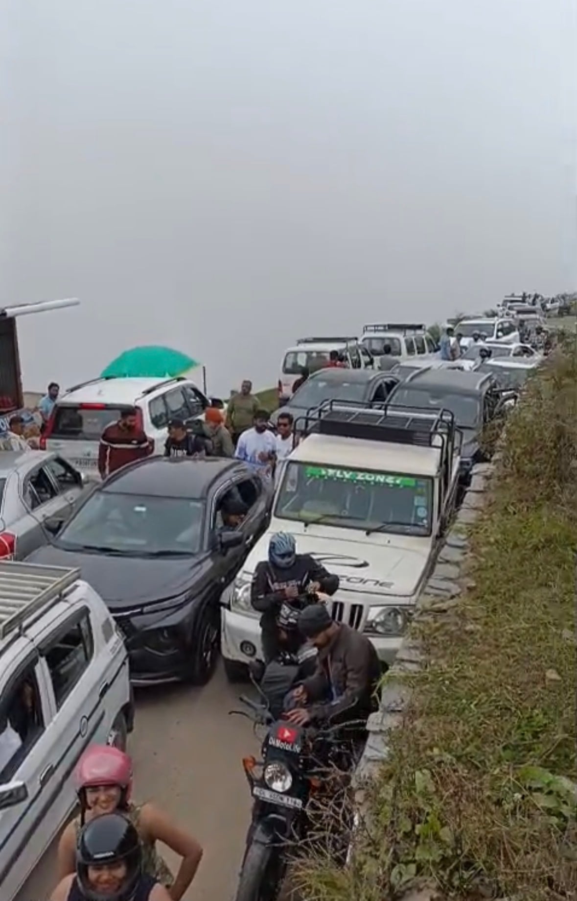Bad weather in Bir Billing; paragliding flights grounded