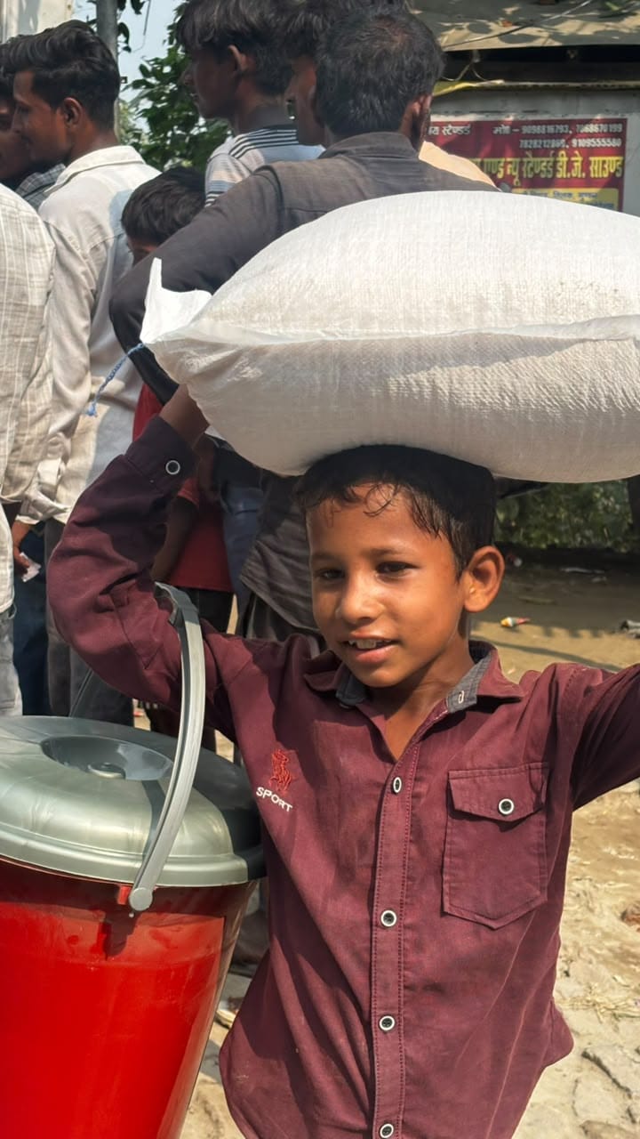 बाढ़ क्षेत्र तमकुही के चैन पट्टी में बाढ़ राहत सामग्री मिलने के बाद मुस्कुराते हुए 50 किलोग्राम