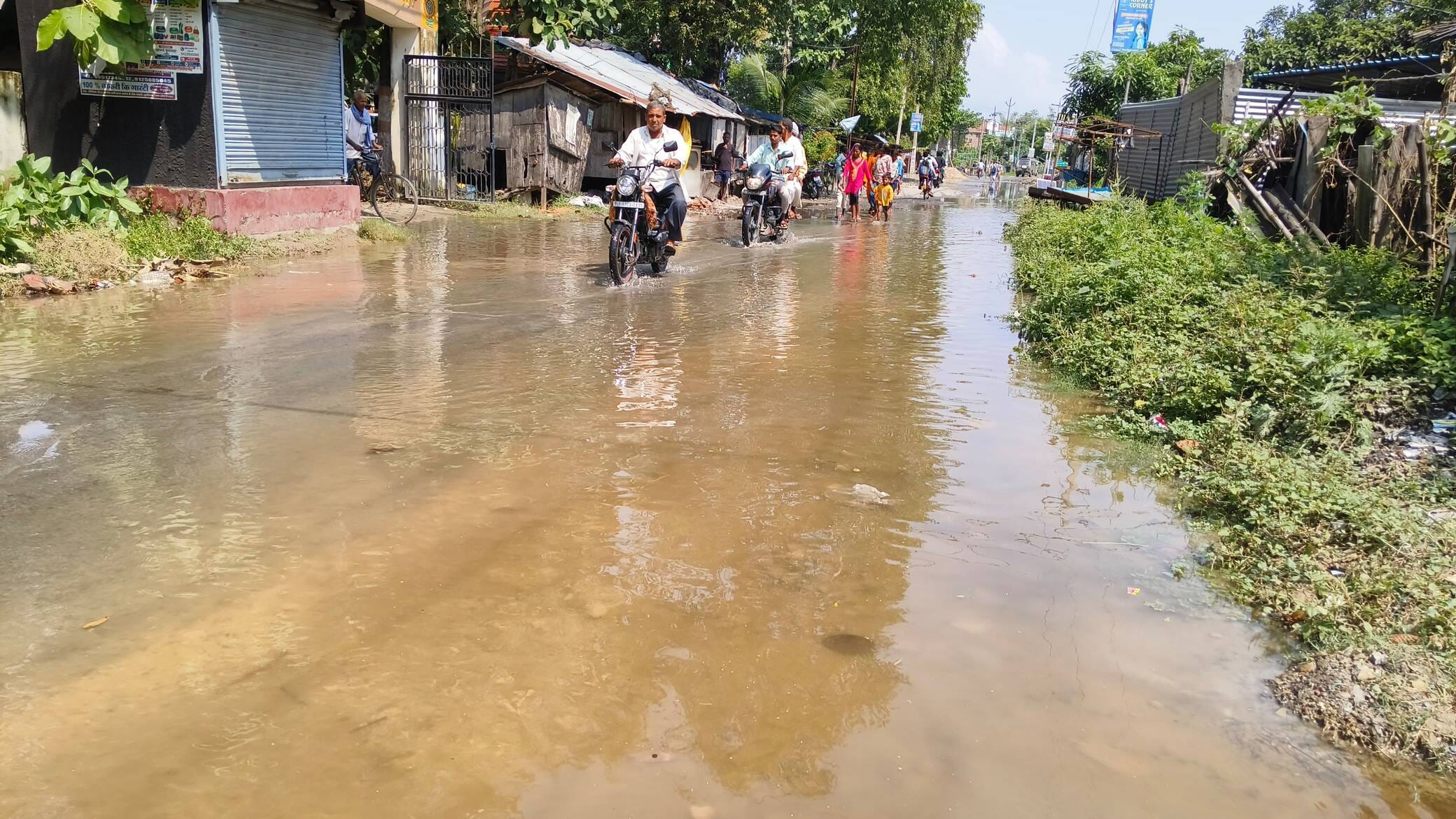 छितौनी -दरगौली बांध के अधूरे हिस्से से एन एच 727, नरकहवा गाँव के सड़क पर लग गया था पानी ।