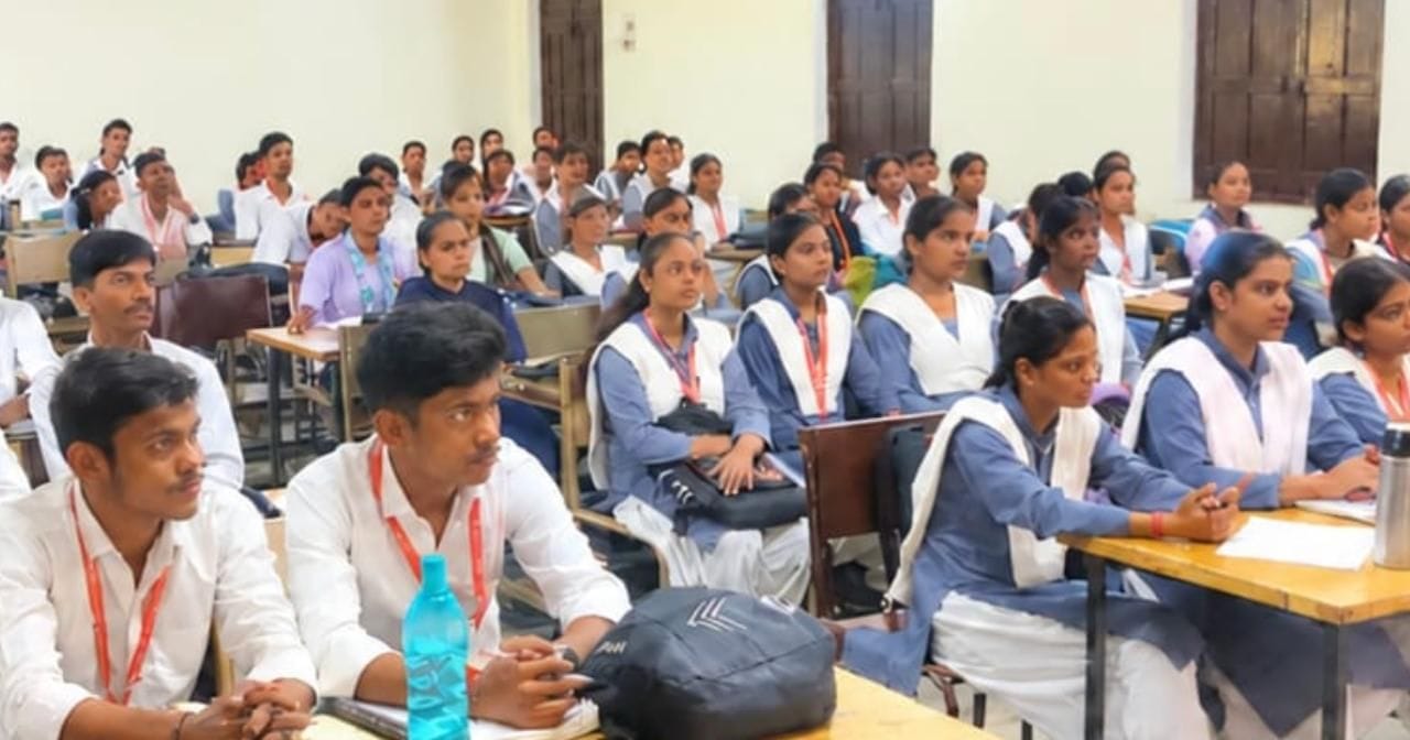 एलबीएस पीजी कॉलेज में नशामुक्ति कार्यक्रम में जानकारी देते प्रभारी प्राचार्य प्रो. जितेंद्र सि
