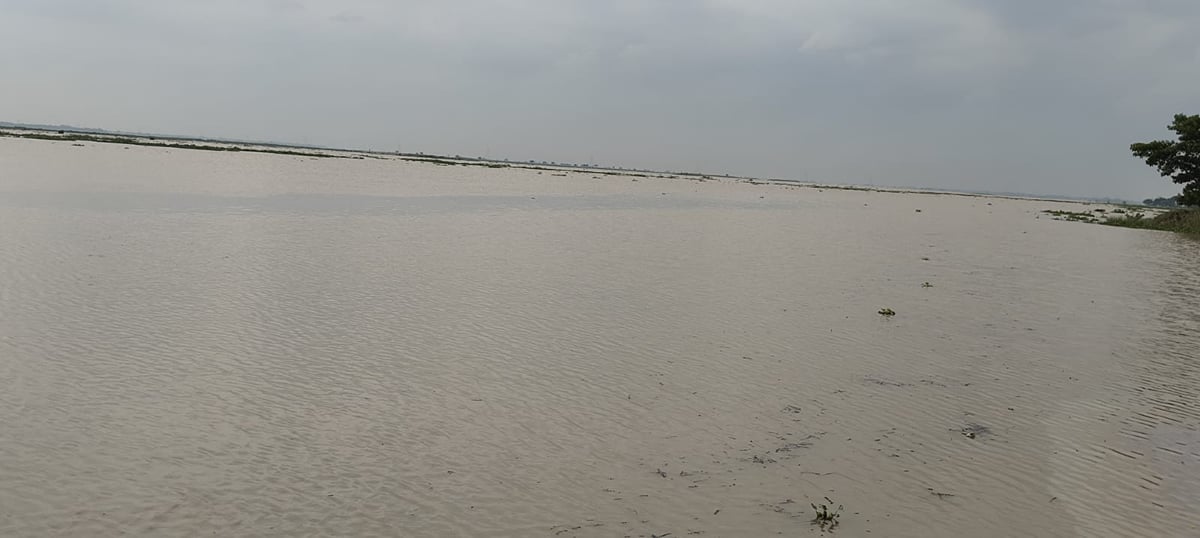 Ballia News: घटाव पर गंगा-सरयू का जलस्तर, 50 से ज्यादा गांवों में दुश्वारियां जस की तस