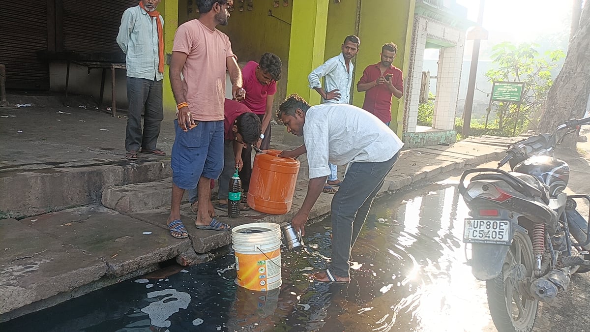 Agra News: हाईवे पर तेल फैला...फिसली लोगों की नीयत