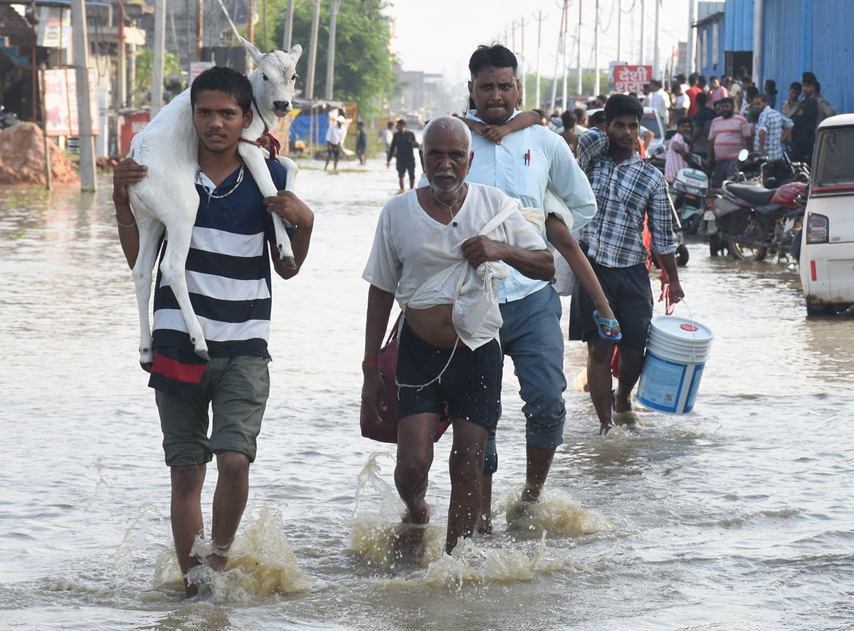 Lucknow News: फैजुल्लागंज में अंदर फंसे परिवारों को नहीं पहुंच रही मदद