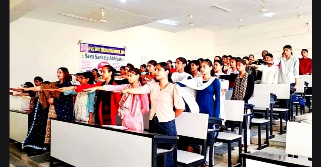 फोटो 03जेएनडी17-हिंदू कन्या महाविद्यालय में शपथ लेती छात्राएं। स्रोत संस्थान