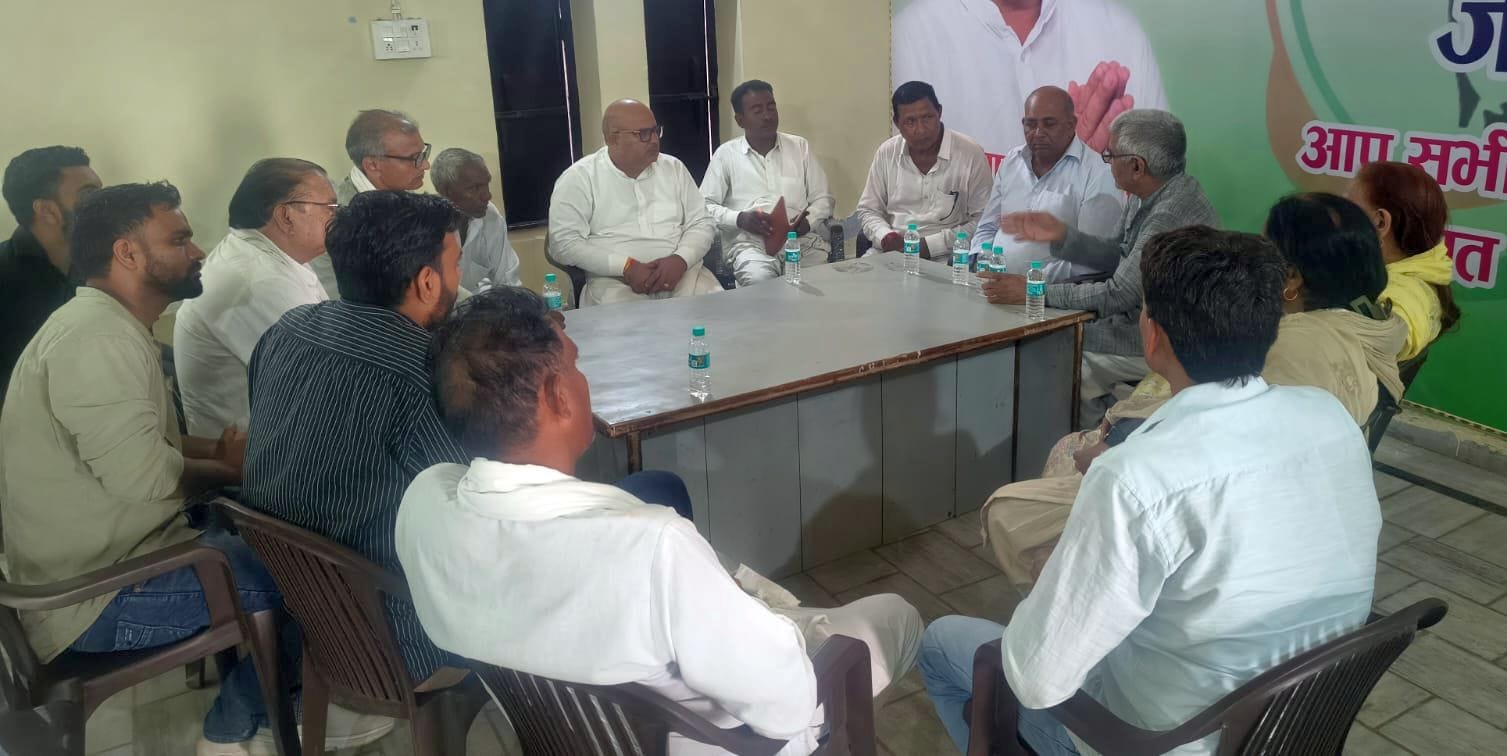 फोटो 03जेएनडी18-कांग्रेस भवन में गठबंधन से जुड़े नेताओं की बैठक में मौजूद पदाधिकारी। स्रोत कार