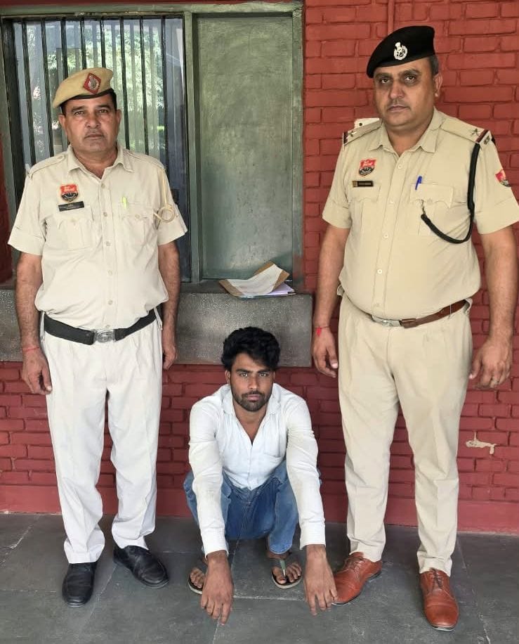 फोटो 04जेएनडी02-पुलिस गिरफ्त में पाइप चोरी करने के आरोप में पकड़ा गया आरोपी। स्रोत पुलिस