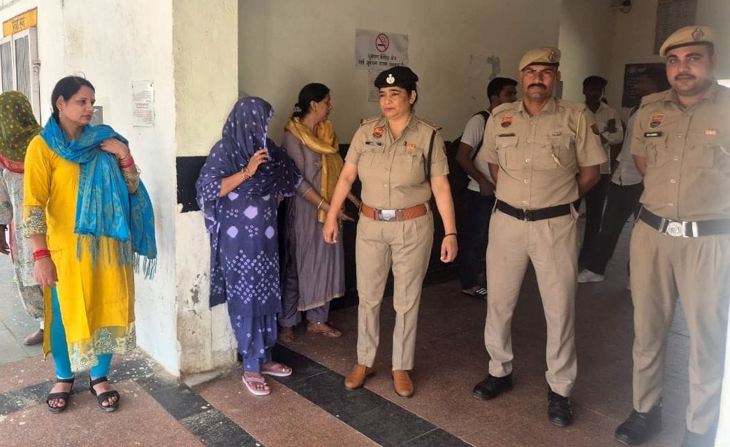 फोटो 04जेएनडी17-जीआरपी की ओर से उचाना रेलवे स्टेशन पर चलाया गया विशेष साइबर जागरूकता अभियान। स्