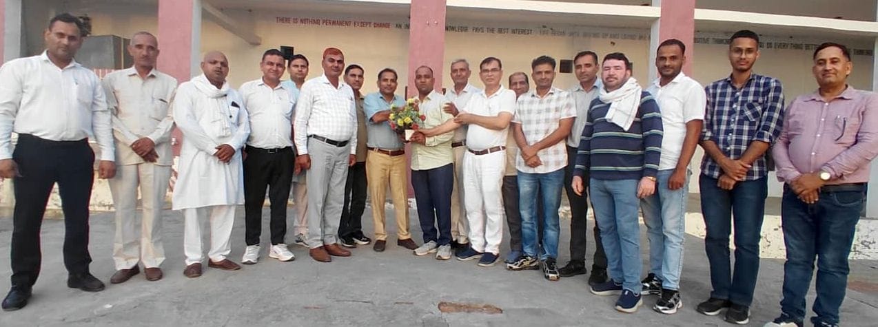 फोटो 04जेएनडी18-नवनियुक्त प्रधान नरेंद्र वत्स को बधाई देते हुए निजी स्कूल संचालक। स्रोत सदस्य