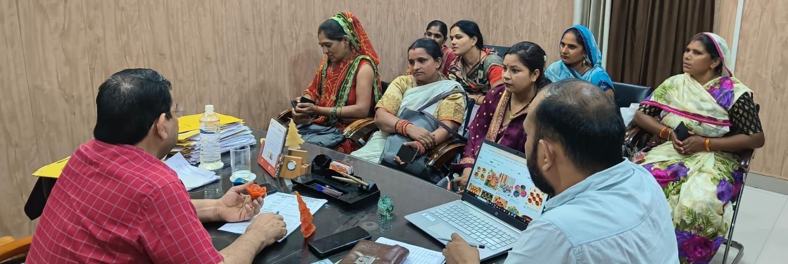 फोटो-09- एनआरएलएम आफिस में स्वयं सहायता समूह की महिलाओं को प्रशिक्षण देते उपायुक्त अरुण कुमार। 