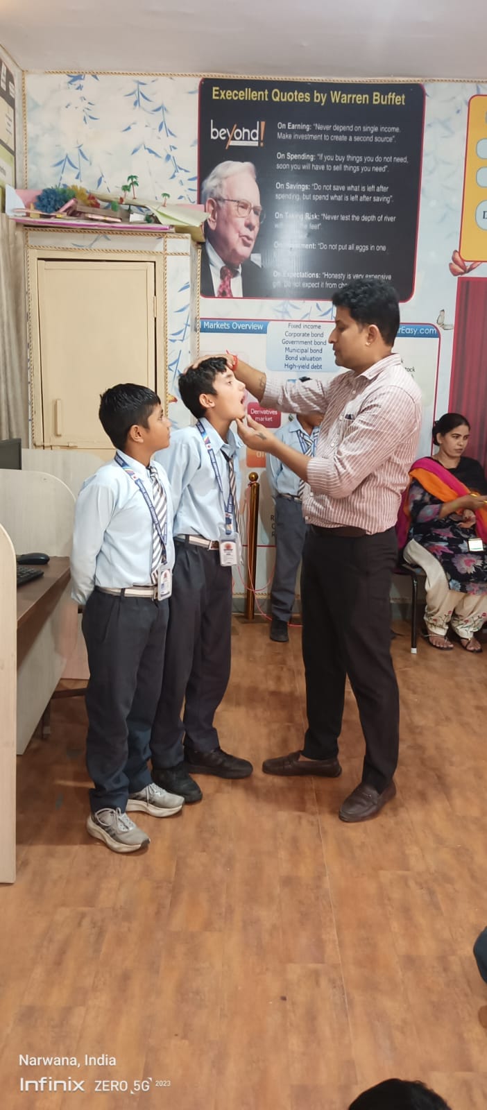 फोटो 1 नरवाना। विद्यार्थियों की स्वास्थ्य जांच करते हुए डॉ। स्रोत संस्थान।