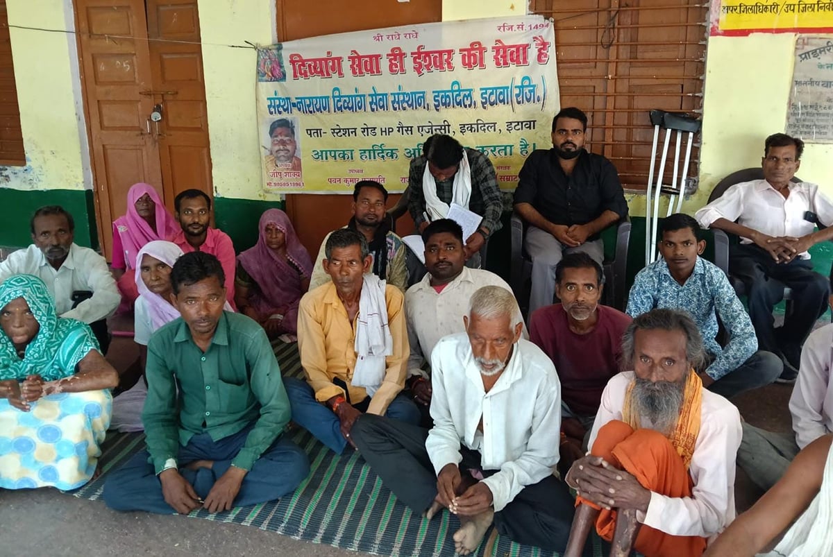Etawah News: दिव्यांगों को बैठाने के लिए नहीं रुकतीं रोडवेज बसें