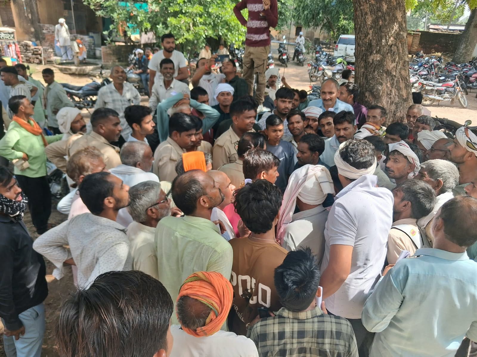 फोटो- 21 महेवा सहकारी समिति में उमड़ी किसानों की भीड़ को समझाते पुलिस कर्मीं। संवाद
