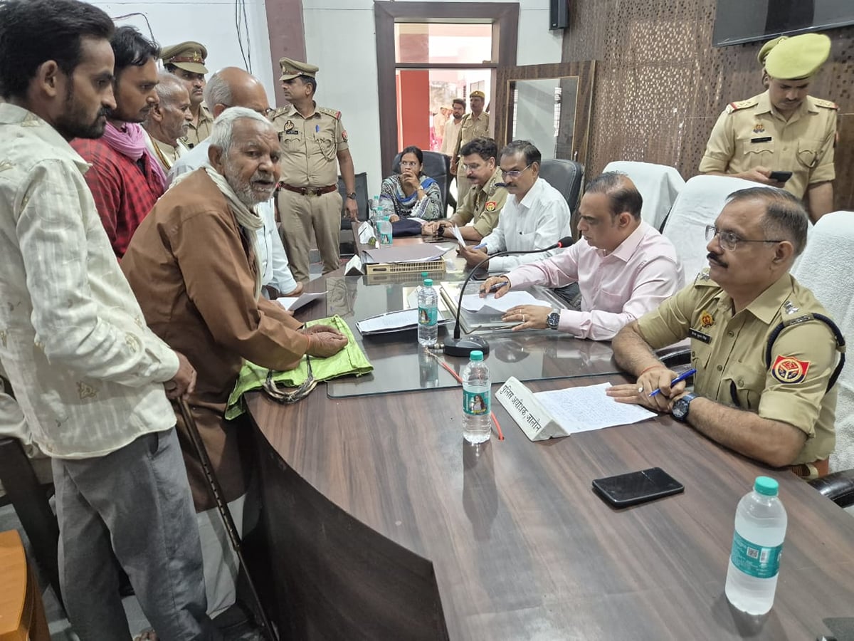 Jalaun News: सार्वजनिक भूमि और तालाबों पर कब्जे की शिकायतें