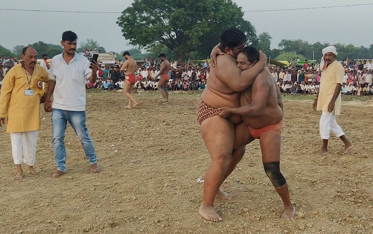 Fatehpur News: श्रीराम ने पंजाब के चीता पहलवान को पटकनी देकर जीता दंगल